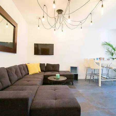 Charming Two Bedrooms With Jacuzzi In The Heart Of The Old Town Of شقة *