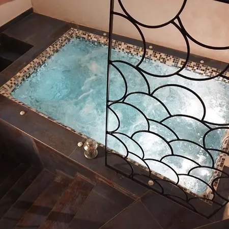 Charming Two Bedrooms With Jacuzzi In The Heart Of The Old Town Of