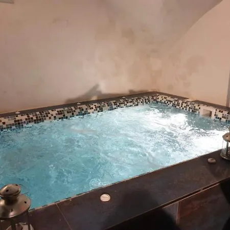 Charming Two Bedrooms With Jacuzzi In The Heart Of The Old Town Of شقة