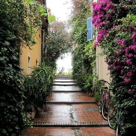 Charming Two Bedrooms With Jacuzzi In The Heart Of The Old Town Of